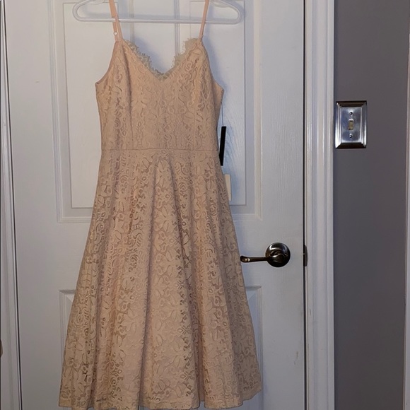 Pink lace dress - Picture 3 of 4